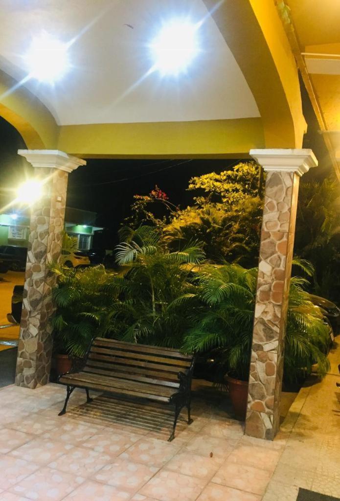 Hotel El Reformador Puerto Barrios Esterno foto