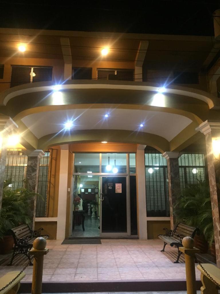 Hotel El Reformador Puerto Barrios Esterno foto
